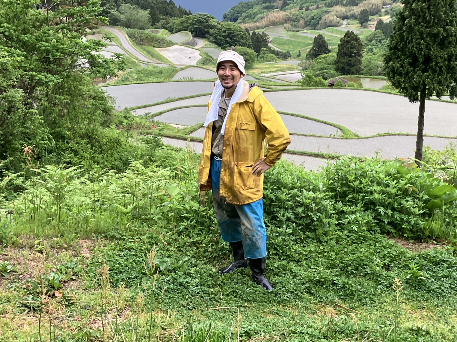 写真は晴れ間に撮っているので分かりづらいが、農作業はまあまあの雨の中で行われた。
