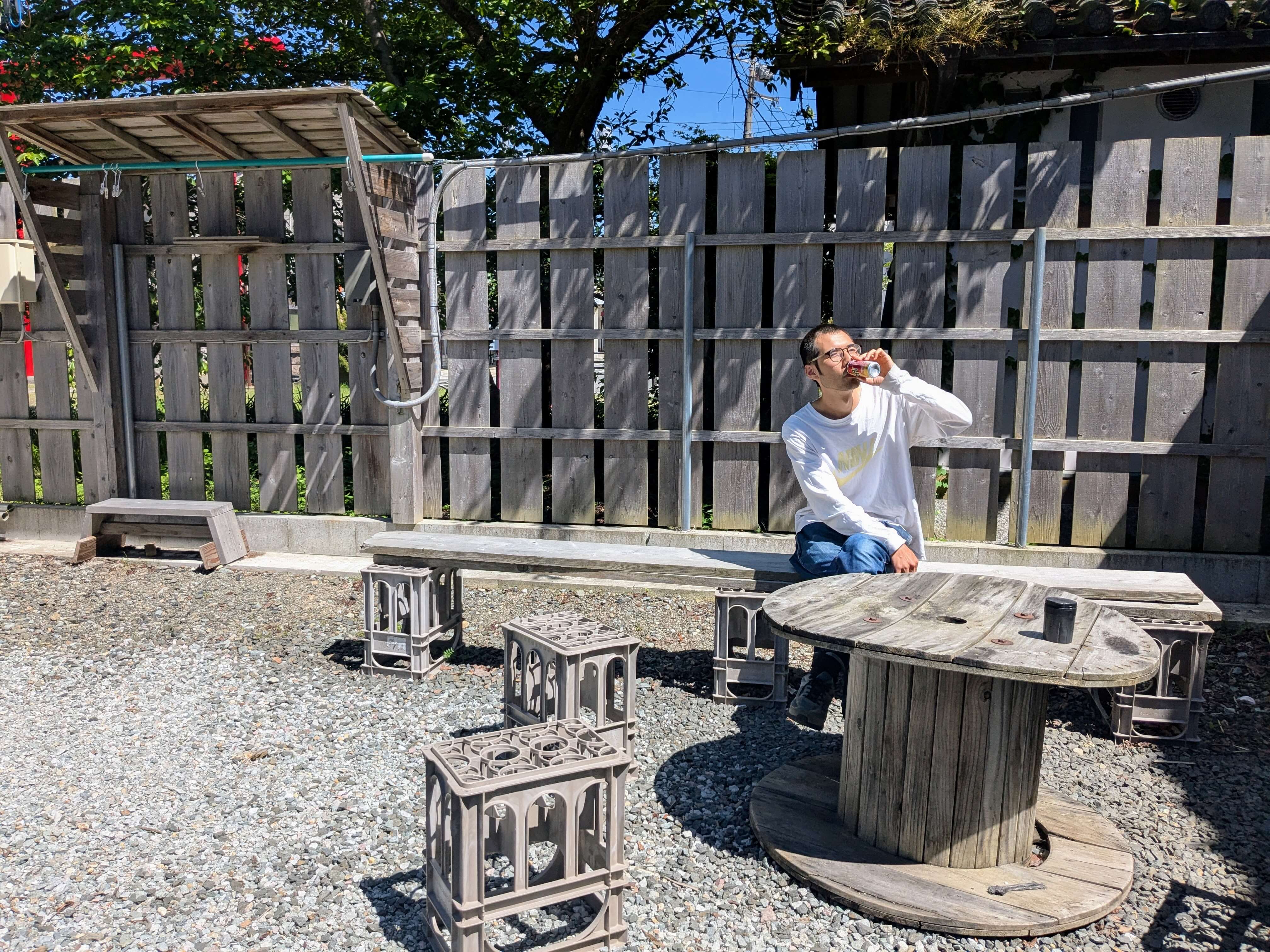 Perchの中庭でエナドリをキメる海野