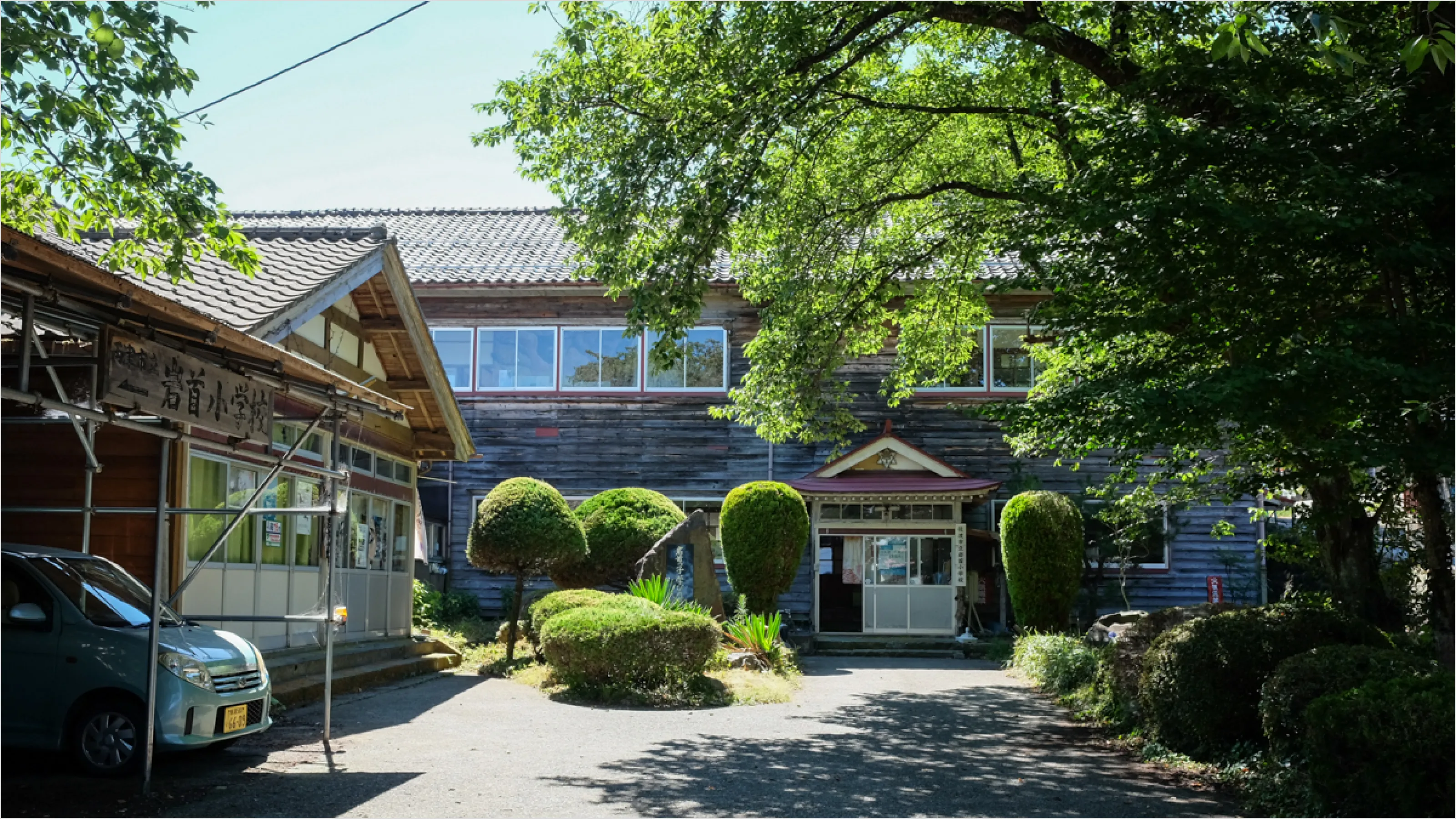 夏の岩首談義所（撮影 : 2018年7月）